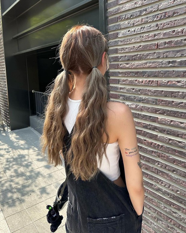 Nếu không muốn trông nhạt nhoà khi buộc tóc hai bên, bạn có thể uốn xoăn sóng nước nhẹ nhàng cho xinh