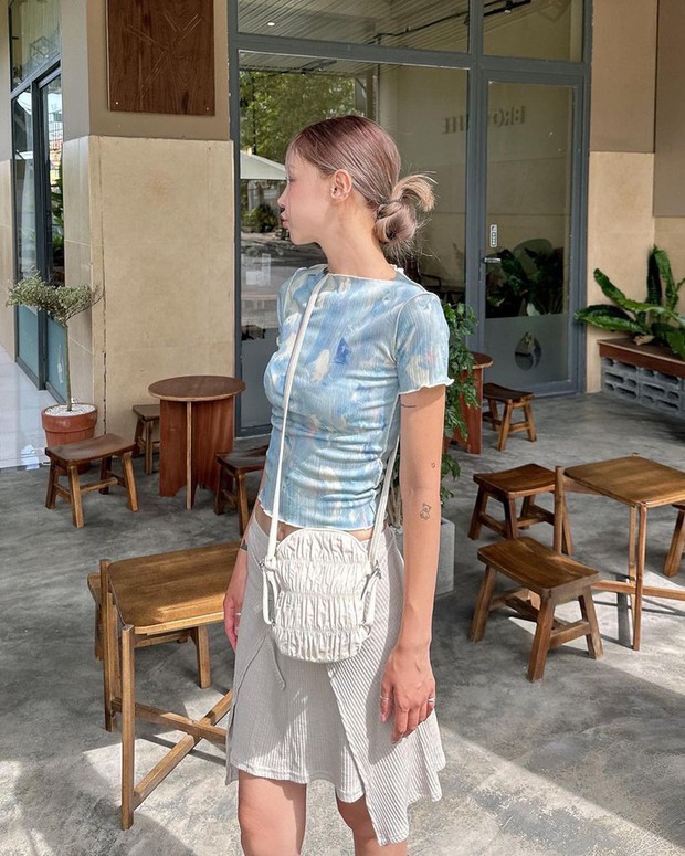 Thay vì búi tóc củ tỏi thường thấy, bạn hãy thử kiểu tóc bụi cọ xòe đang gây sốt dạo gần đây. Kiểu này vừa cool, vừa hợp với nhiều kiểu đồ cut-out cho những ai thích style chất chơi đấy