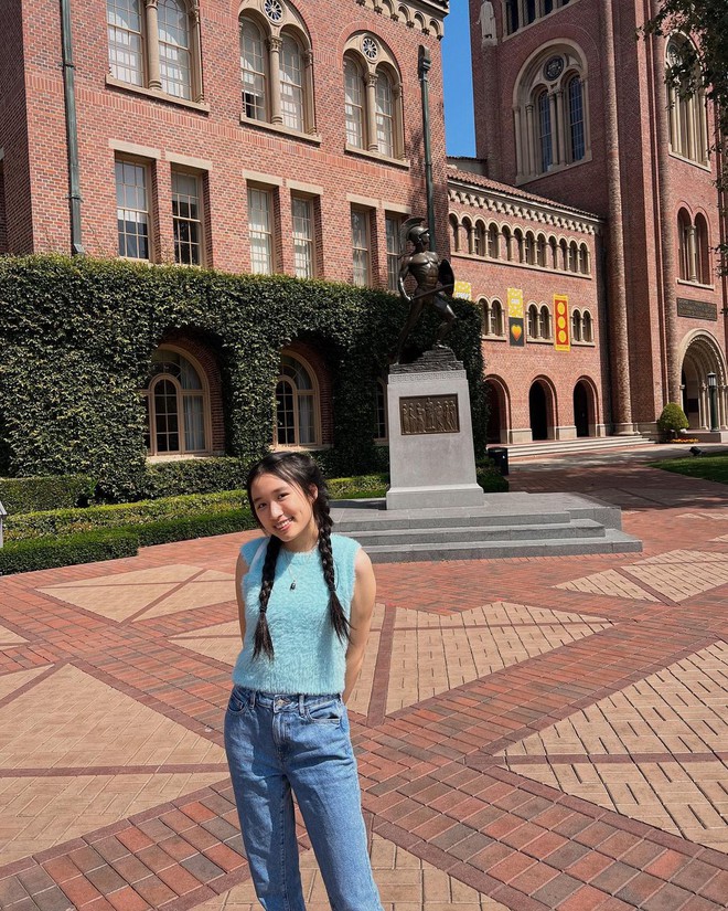 Ngược lại, phong cách thường ngày của Jenny Huỳnh có phần đơn giản, đầy sắc màu tươi sáng và toát lên vẻ đẹp dễ thương.