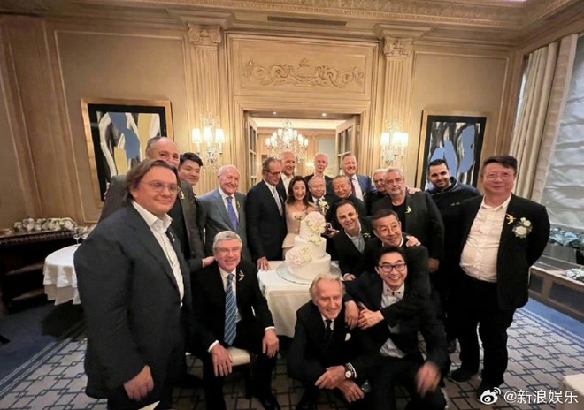 Cả hai cười rạng rỡ bên người thân, bạn bè trong hôn lễ