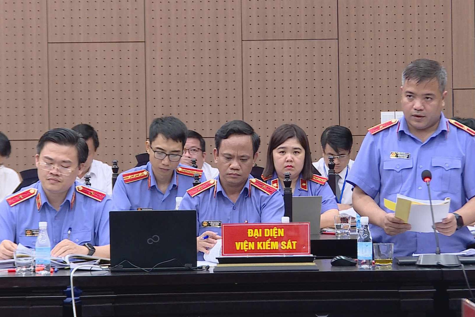Đại diện VKS thực hành quyền công tố tại tòa. Ảnh: CTV
