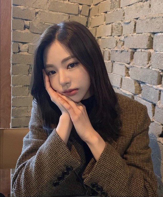 Cô sở hữu vẻ đẹp sắc sảo và thần thái hút hồn