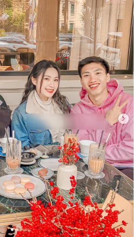 Trong khi Văn Hậu là cầu thủ nổi tiếng thì Doãn Hải My đã tốt nghiệp ĐH Luật Hà Nội và từng lọt vào top 10 Hoa hậu Việt Nam 2020. Mối quan hệ được hai bên gia đình ủng hộ.