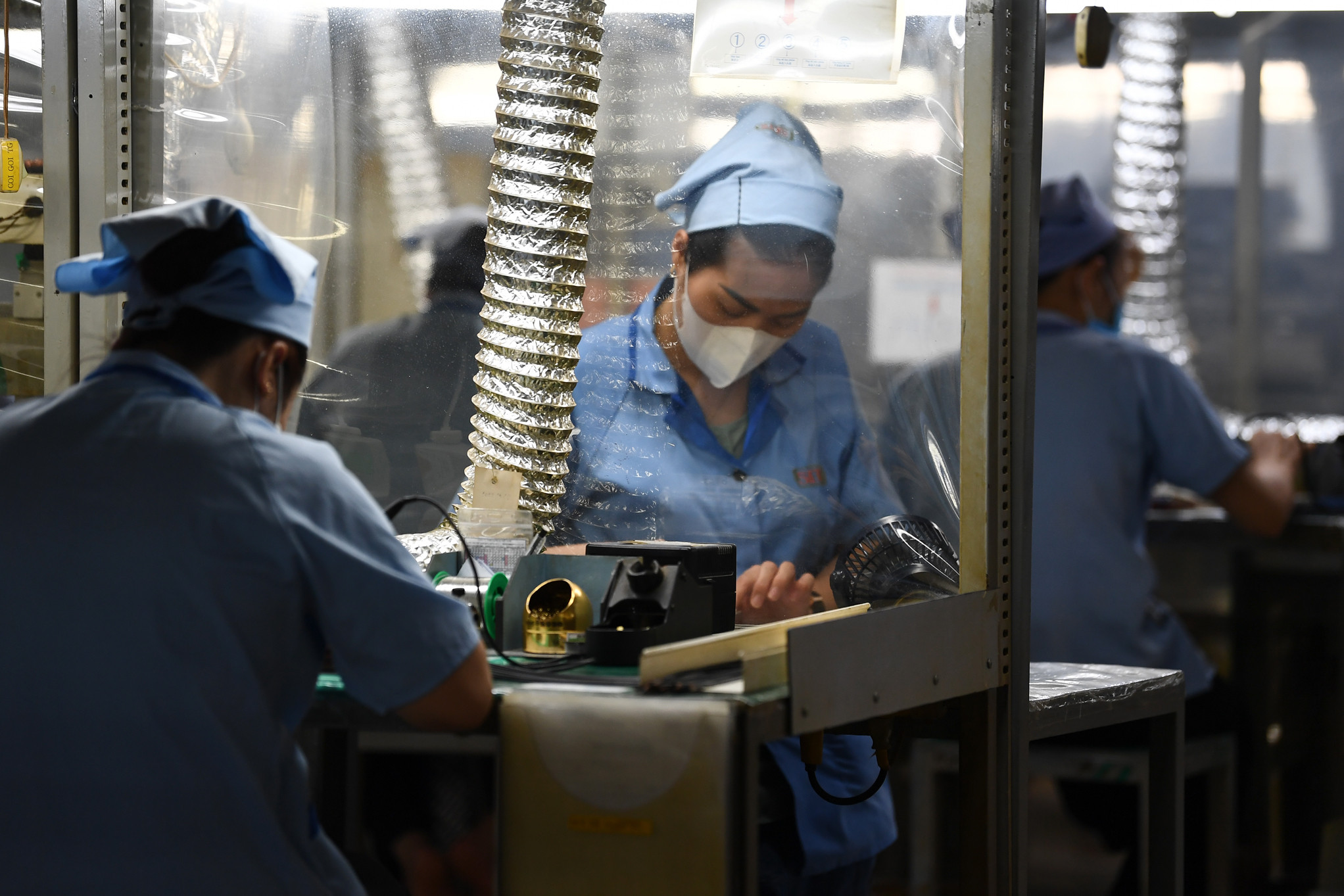 Nhà nước nên có chính sách tín dụng ưu đãi với lao động khó khăn để hạn chế tình trạng rút BHXH một lần (Ảnh minh hoạ: Hoàng Hà)