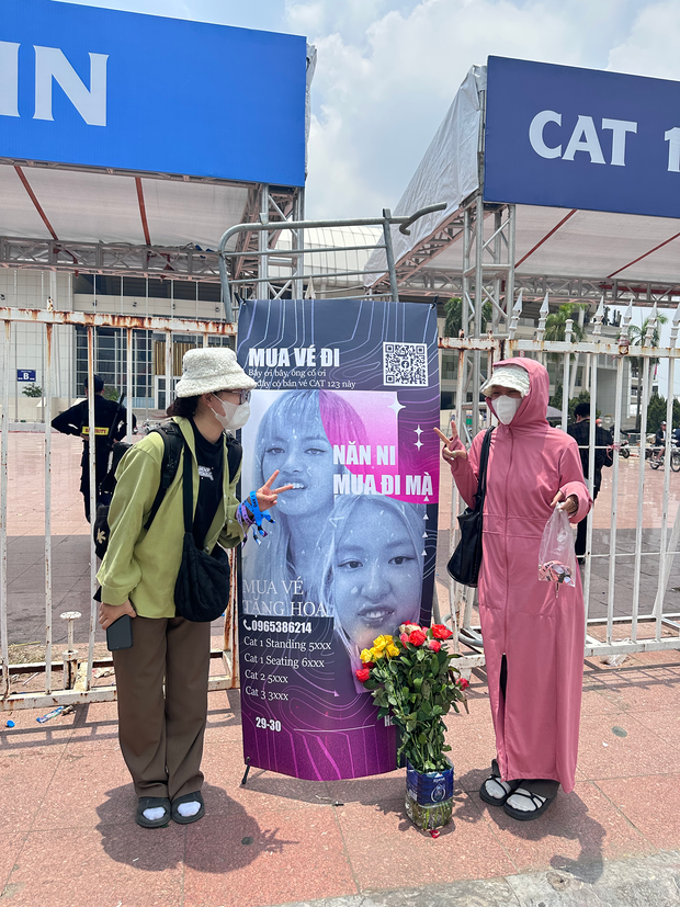 Nhiều khán giả mua thừa vé tìm cách bán lại ngay trước cửa SVĐ Mỹ Đình.