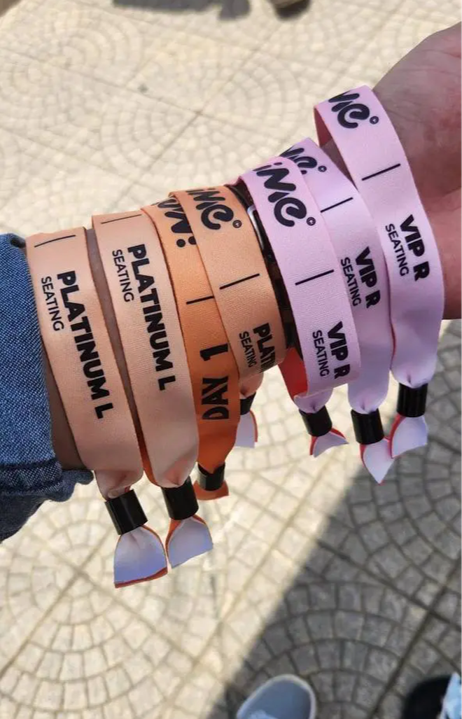 Mỗi khu vực vé là một màu vòng tay khác nhau. Lưu ý, đây là vòng tay 1 chiều nên cân nhắc không đeo thử hoặc đeo quá chật trước thềm concert. Nếu không thì chiếc vòng không còn hiệu lực và cơ hội tham gia concert cũng 