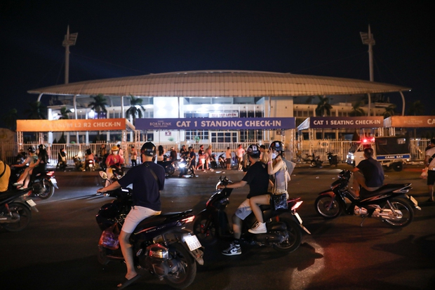 Cổng SVĐ Mỹ Đình tối 27/7 hỗn loạn cảnh mua bán vé BLACKPINK.