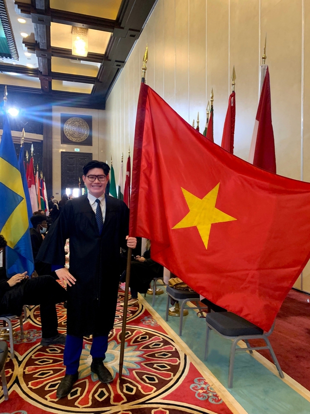 Đông Hải đại diện mang lá cờ Tổ quốc trong một buổi lễ trao thưởng của Georgetown