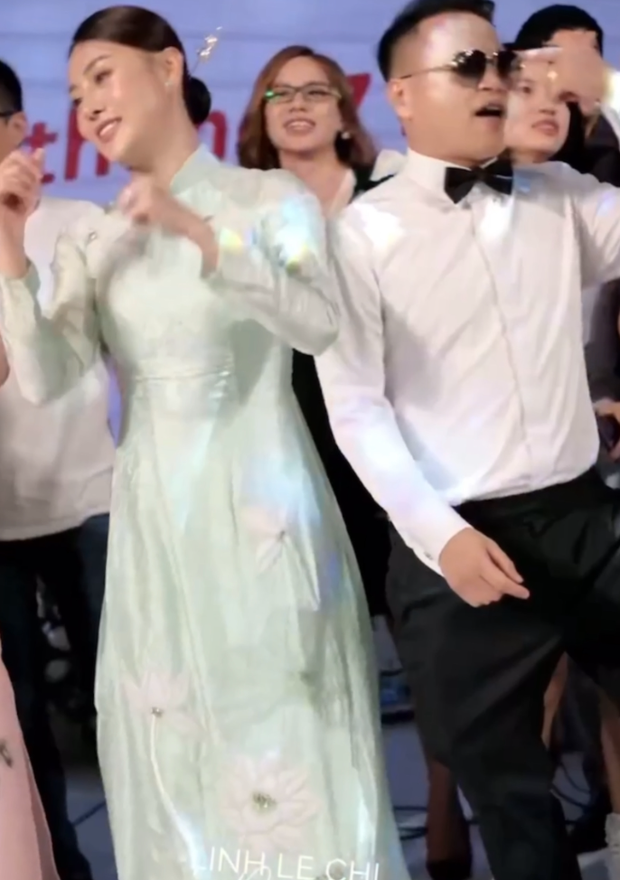 Cặp đôi còn nhảy cực sung, bung xoã trên sân khấu