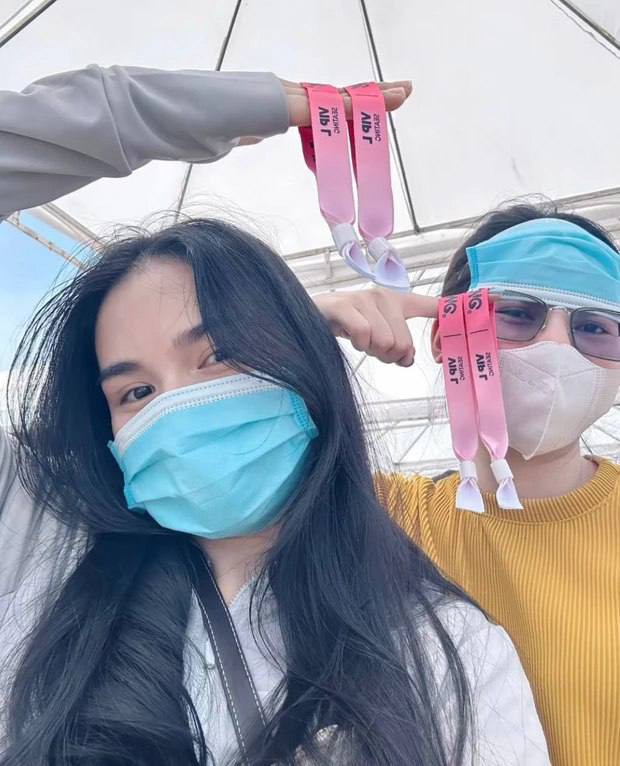 Triệu Mộc Trinh, vợ của tiền vệ Đỗ Hùng Dũng (CLB Hà Nội) cũng tham gia đổi vòng với vé VIP.