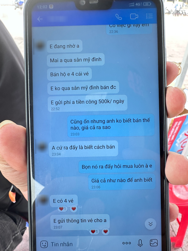 Nhiều người được thuê làm cộng tác viên đến SVĐ Mỹ Đình tìm khách mua vé.