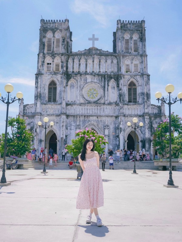 Tham quan nhà thờ Mằng Lăng.