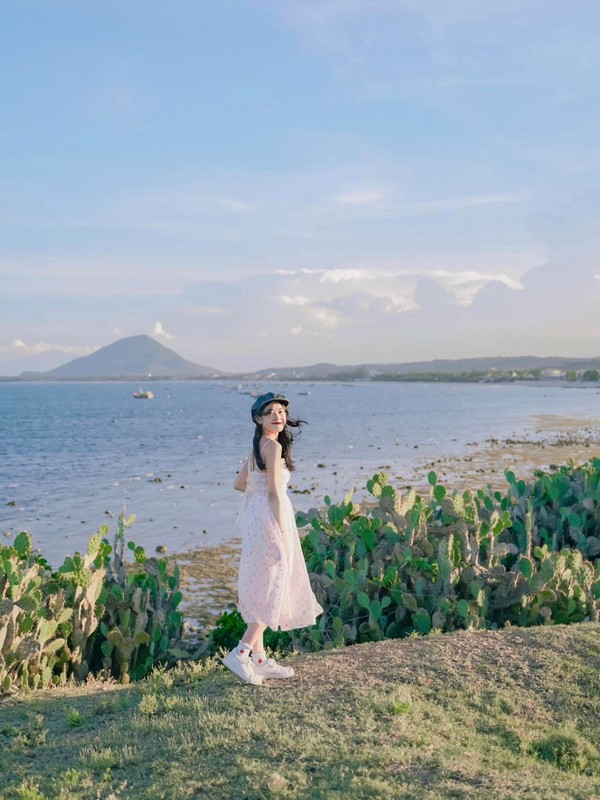 Nữ du khách đến xứ sở “hoa vàng trên cỏ xanh”.