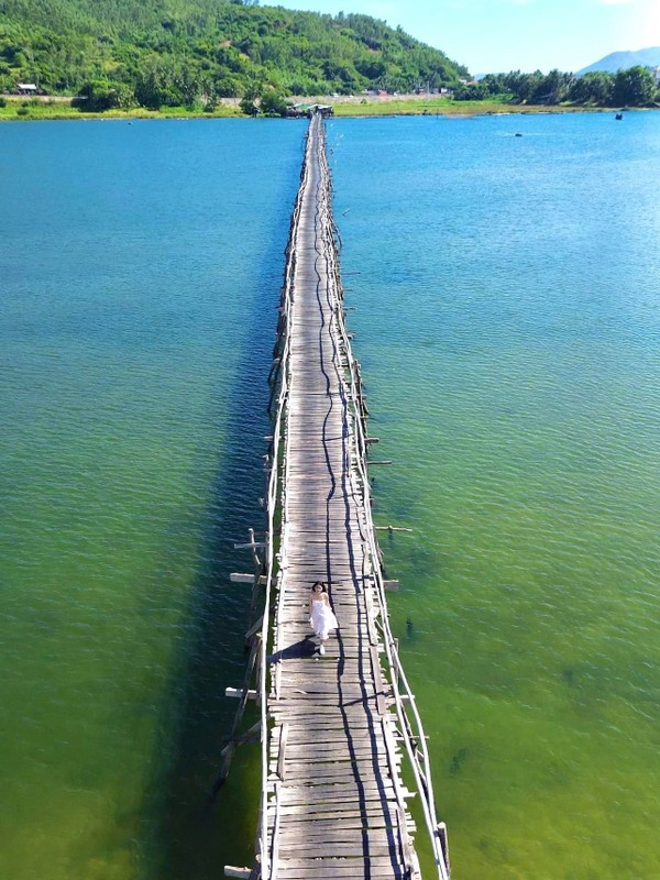 Tham quan cây cầu gỗ độc đáo.