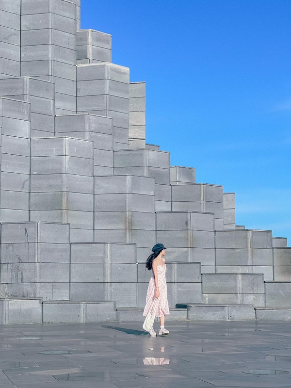 Du khách đặt chân đến tháp Nghinh Phong.