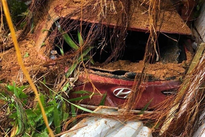 Trước đó khoảng 14 giờ 30 phút, trong lúc các cán bộ CSGT nêu trên đang tuần tra kiểm soát trên đèo thì nhận tin chốt CSGT đèo Bảo Lộc có hiện tượng sạt lở nên trở về đây di chuyển trang thiết bị, tài sản. Người dân tên Ngọc Anh đang làm việc gần đó cũng đến hỗ trợ. Không may lúc này sạt lở xảy ra khiến cả 4 người gặp nạn.