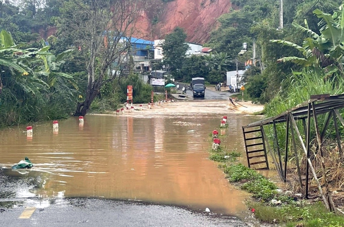Theo dự báo thời tiết, do ảnh hưởng bão số 2 Doksuri, nhiều huyện, thành phố của tỉnh Lâm Đồng những ngày qua có mưa lớn, gây ngập úng, trong vài ngày tới cảnh báo giông lốc và lũ quét.