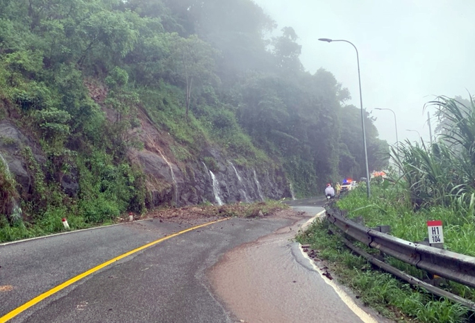 Ngoài điểm sạt tại chốt CSGT đèo Bảo Lộc, nhiều khu vực khác cũng xảy ra sự cố. Để đảm bảo an toàn và phục vụ công tác cứu hộ, lực lượng chức năng đã phong tỏa đèo Bảo Lộc.