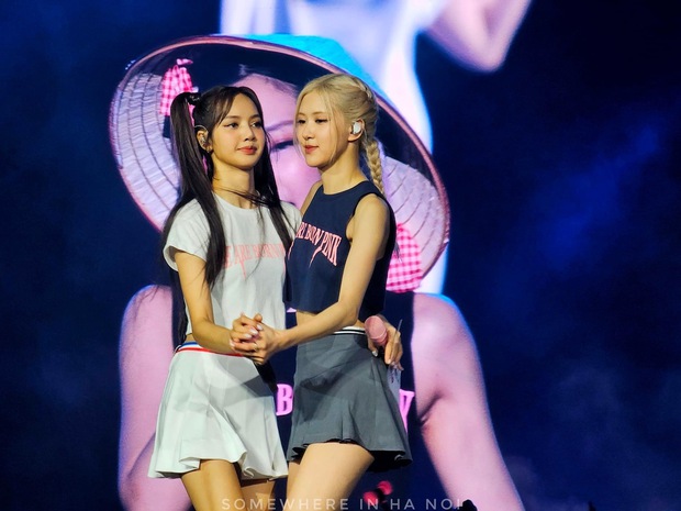 Đôi bạn Lisa - Rosé khoe nhan sắc cực phẩm trên sân khấu Born Pink Hà Nội