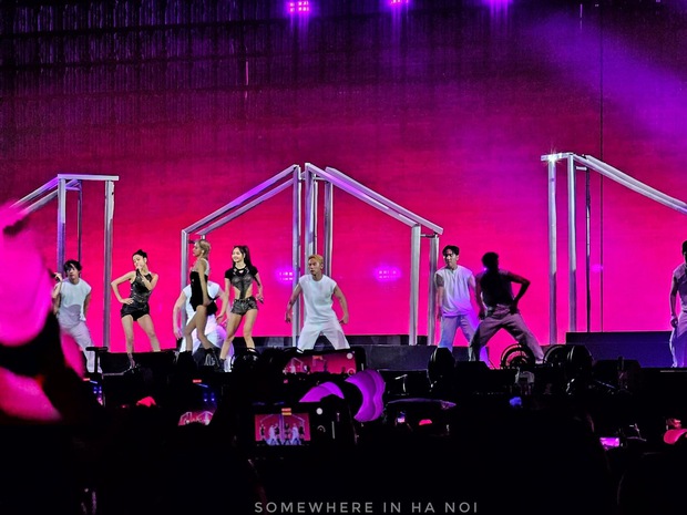 Sân khấu bùng nổ cùng âm nhạc và vũ đạo bắt mắt