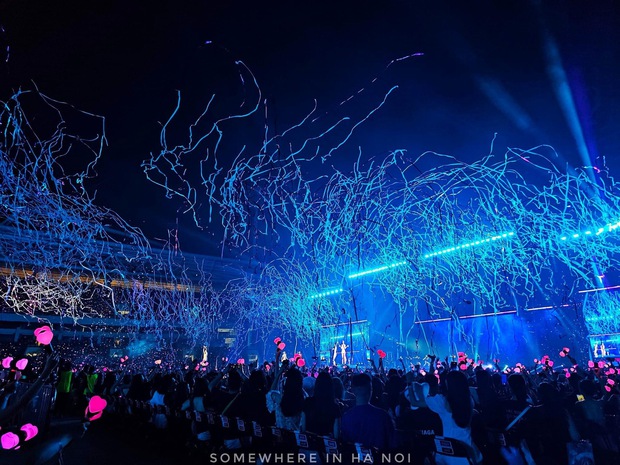 Ngoài rác nilon, Mỹ Đình cũng ngập trong pháo giấy. Born Pink Hà Nội là show diễn có bán vé phí vệ sinh được xác nhận đã bao gồm trong giá vé. (Ảnh: Thế Hiển)