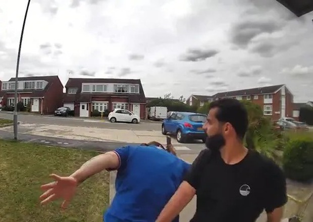 Một phụ nữ xông ra ngăn cản hành vi của Firas El Hejjaji.