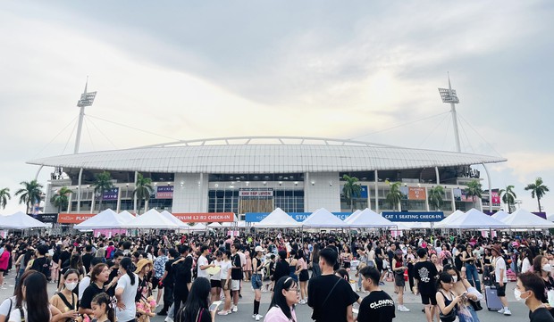 Khung cảnh nhộn nhịp tại mặt trước sân vận động Mỹ Đình trước giờ diễn của BlackPink