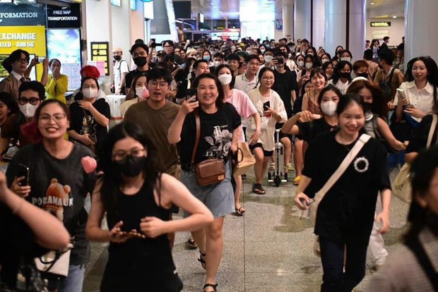 Người hâm mộ vây kín sân bay đón thần tượng (Ảnh internet)