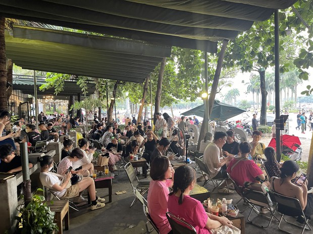 Hình ảnh khán giả nghỉ ngơi tại quán nước đối diện sân vận động Mỹ Đình. Đại diện Đội Cảnh sát Giao thông đường bộ số 6 nhận định tình trạng kẹt xe đêm 30/7 nhiều hơn đêm trước. Hôm 29/7, nhiều tài xế phải xuống xe ngồi đợi vì 1 giờ đồng hồ chỉ 