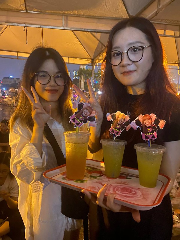 Quỳnh Chi (bên phải) là một trong 4 người cùng bán nước mía. Ảnh: Hạnh Mỹ.