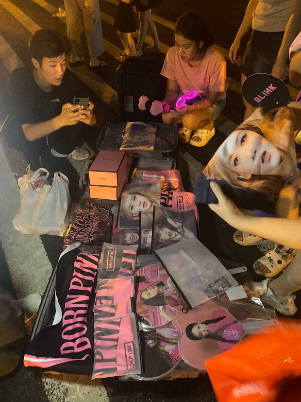 Hai sinh viên người Hàn Quốc đến 18h mới bắt đầu dọn hàng ra bán. Ảnh: Hạnh Mỹ.