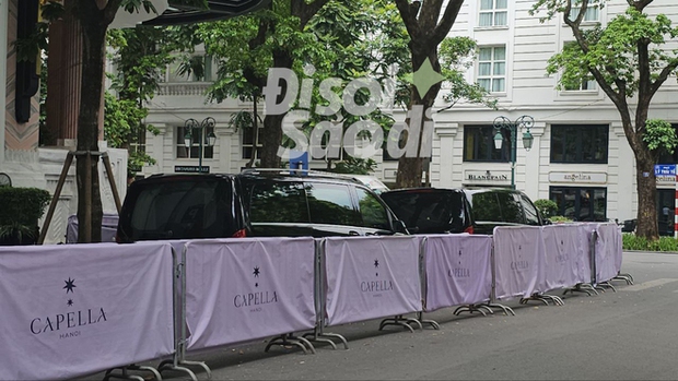 Dàn xe sang vào vị trí sẵn sàng hộ tống các thành viên BLACKPINK đến nơi biểu diễn