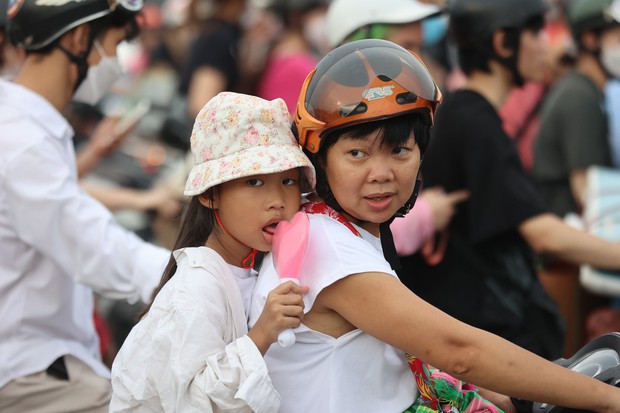 Một phụ huynh đưa con đến sân vận động Mỹ Đình, Hà Nội. Trên tay bé gái là đèn cầm tay cổ vũ BlackPink. Ghi nhận của Tiền Phong giá lightstick giảm sâu, mẫu trong ảnh chỉ còn khoảng 40.000-50.000 đồng, rao bán nhanh