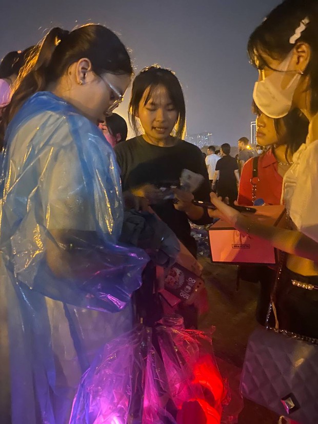 Từng cây đèn nhanh chóng được trao tay với giá khoảng 1 triệu đồng/cây.