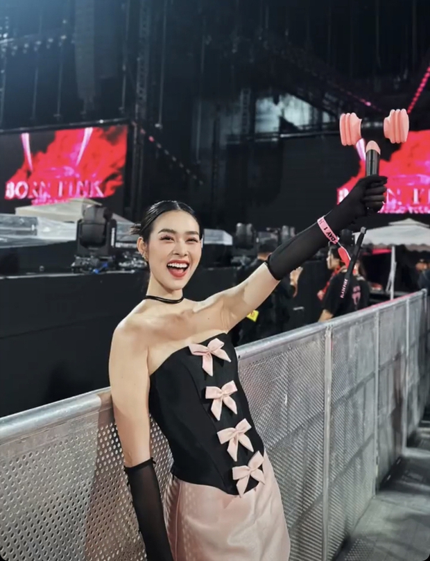 Nhìn nụ cười tươi rói cũng đủ biết Diệp Bảo Ngọc thích thú cỡ nào khi lần đầu dự concert của BLACKPINK