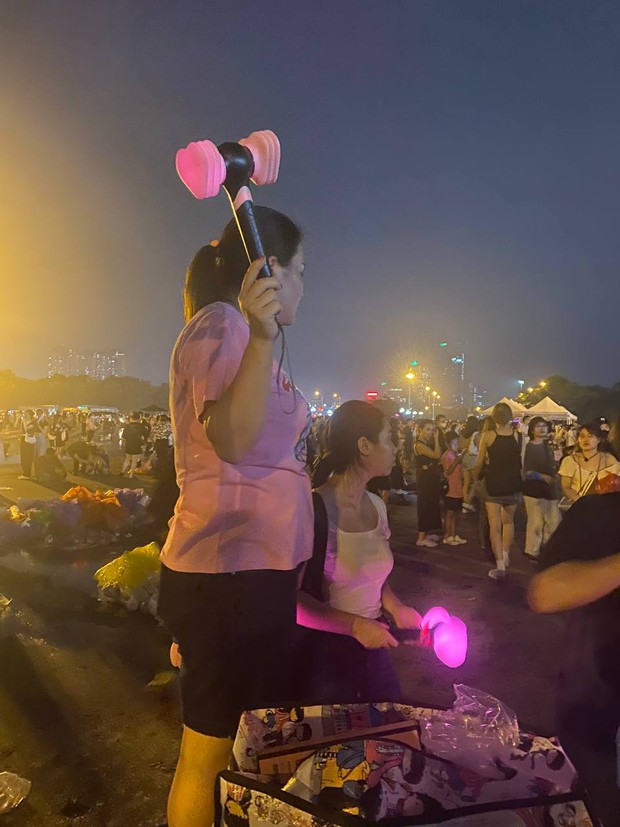 Cô gái kéo cả bao tải nhỏ chứa đầy lightstick để bán.