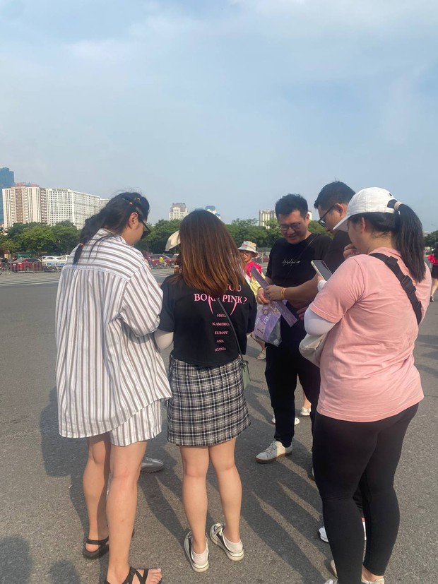 Nhóm khách có mặt tại sân mua vé ngay sát giờ diễn. Ảnh: Hạnh Mỹ.