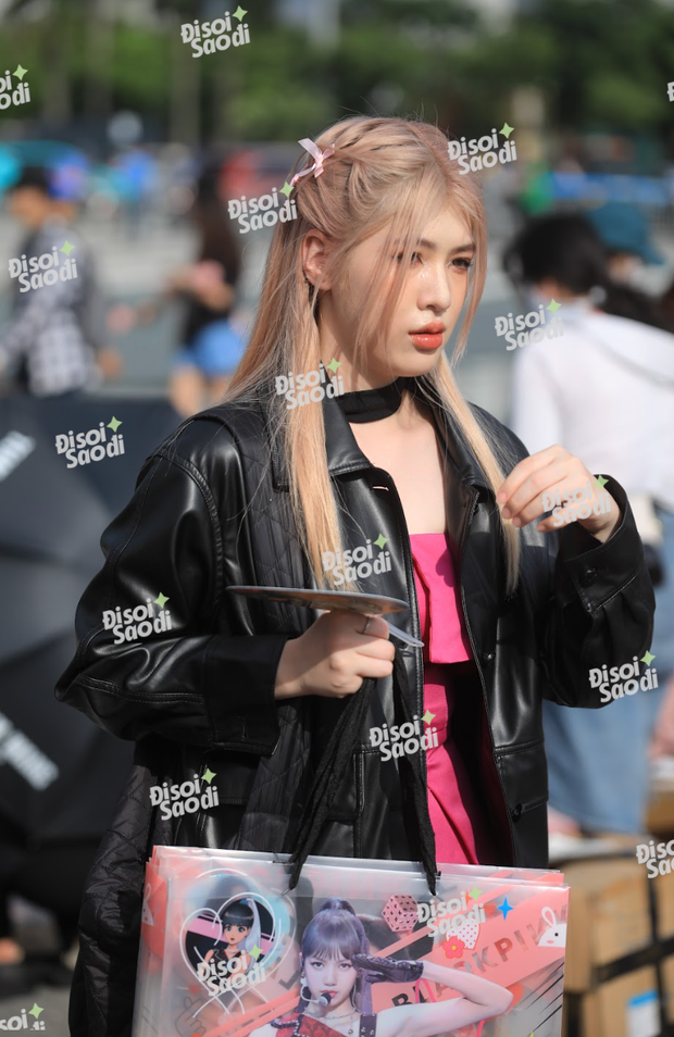 Hội gái xinh đang khiến bầu không khí của sân vận động nóng lên hơn bao giờ hết