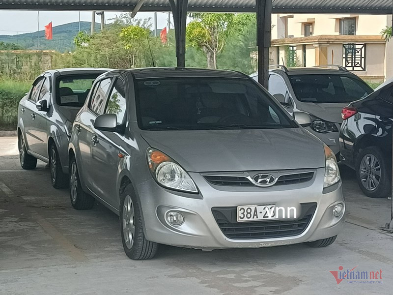 Chiếc xe Huyndai i20 BKS: 38A-23X.XX xuất hiện trong clip hiện có mặt tại nhà để xe của UBND huyện Kỳ Anh