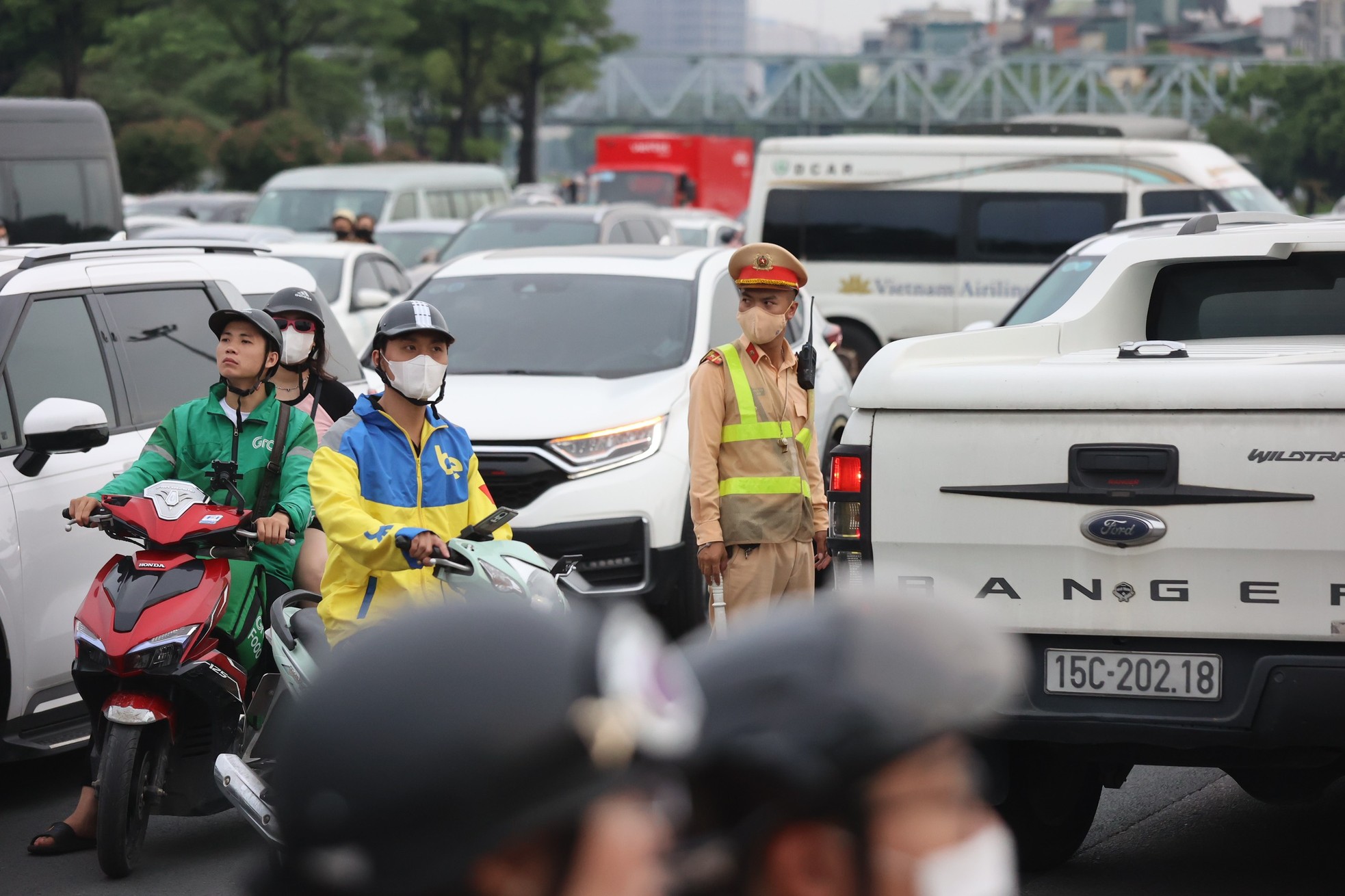 Trả lời Tiền Phong, đại diện Đội Cảnh sát Giao thông đường bộ số 6 cho biết đơn vị ứng trực 100% với khoảng 40 đồng chí làm nhiệm vụ phân luồng, điều tiết giao thông trong hai ngày diễn ra đêm nhạc BlackPink. 