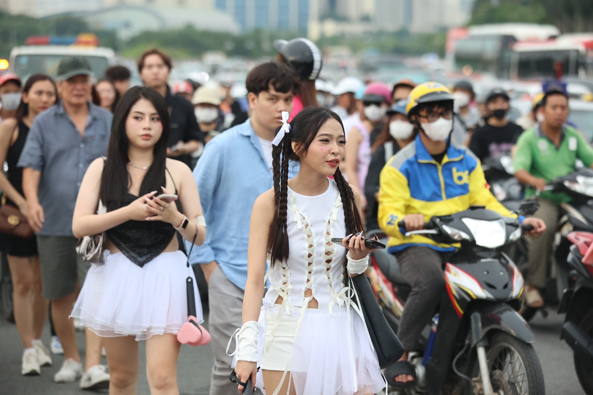 Để tránh việc kẹt xe, khó gửi và lấy phương tiện di chuyển sau khi xem xong show, nhiều người chọn đến sân vận động bằng xe máy và taxi công nghệ. 