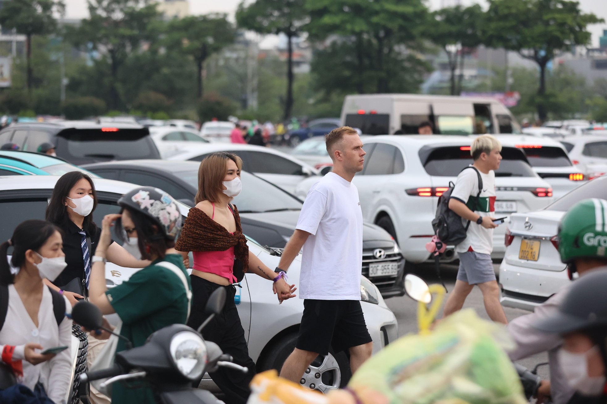 Người đi bộ băng qua dòng xe để vào sân vận động