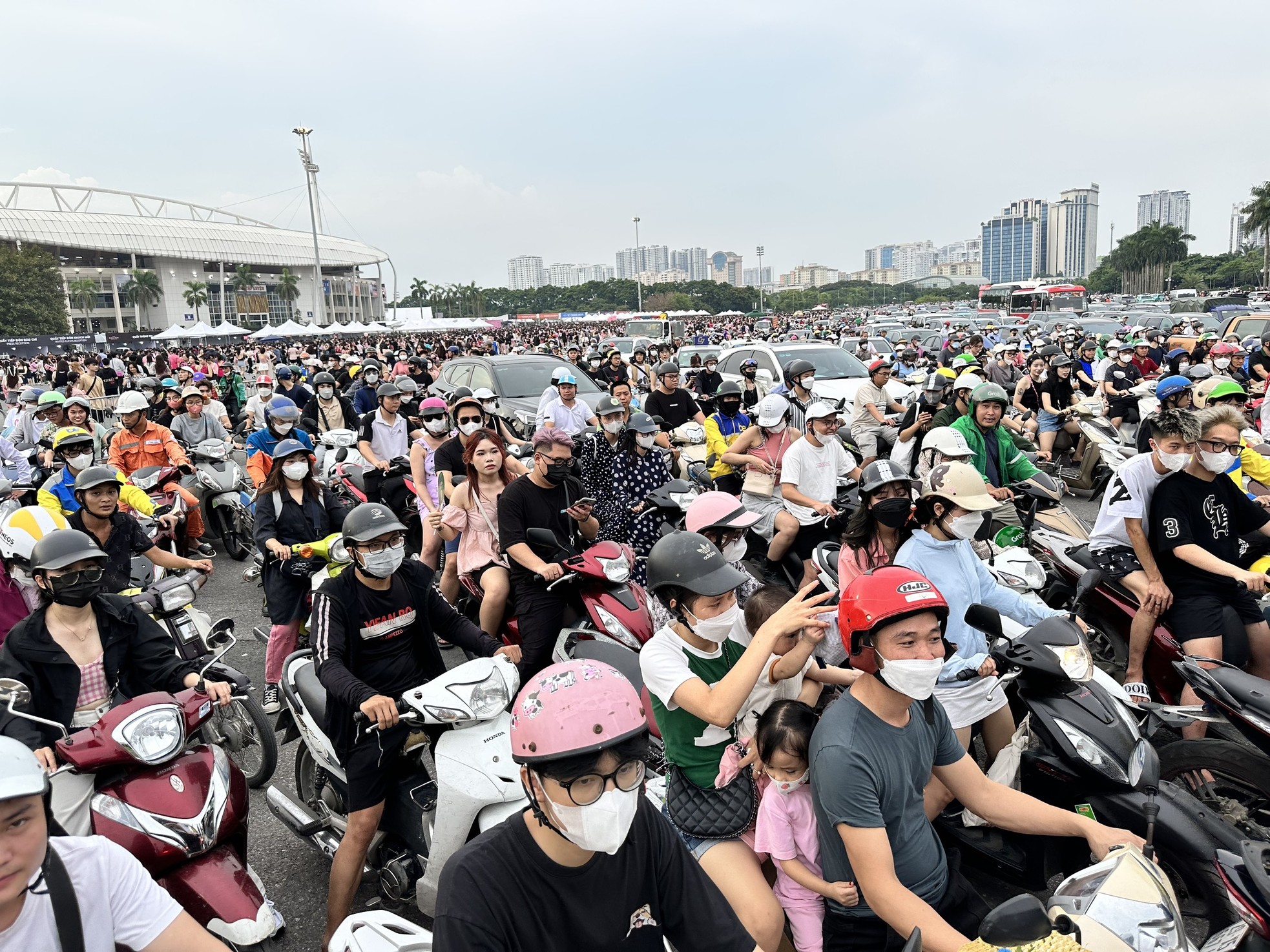 Cảnh các Blink (tên fandom của BlackPink) chờ đợi gửi xe tiến vào sân vận động. Đặc điểm nhận dạng người đến xem show là mặc đồ đen hồng, gu thời trang nổi bật