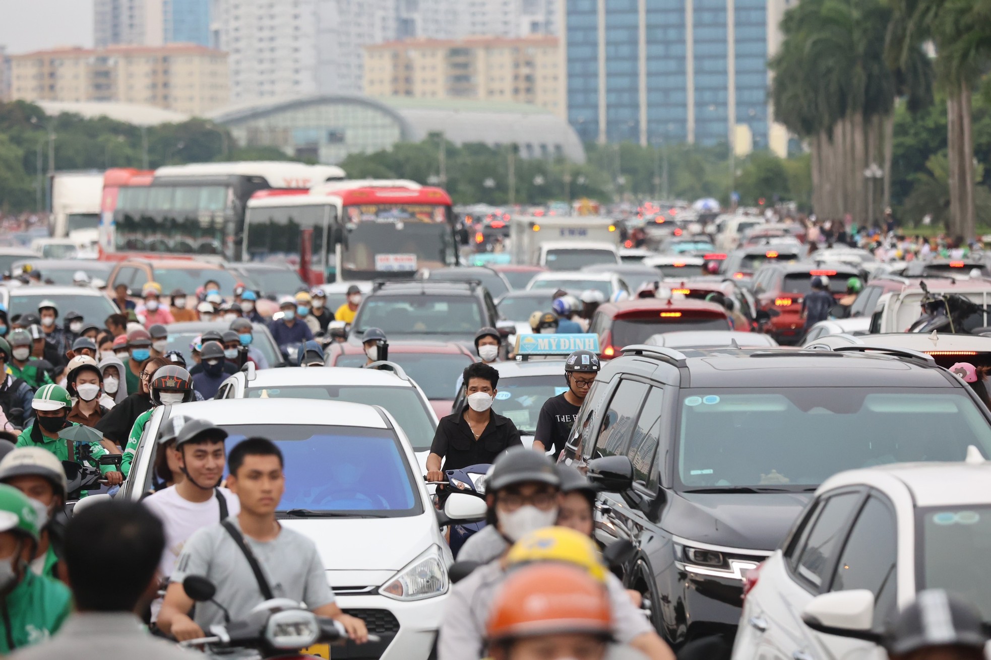 Tình trạng không đội mũ bảo hiểm, tham gia giao thông thiếu an toàn được ghi nhận trong ngày thứ hai tại khu vực gần nơi diễn ra show diễn của BlackPink