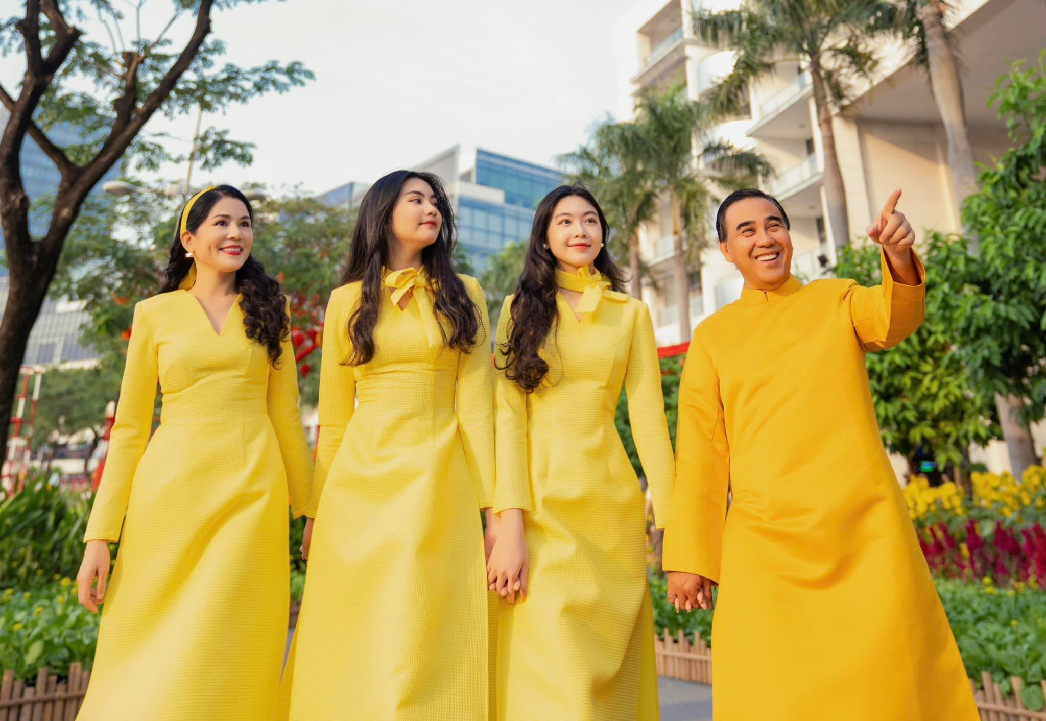 MC Quyền Linh có cuộc hôn nhân hạnh phúc, êm đềm với doanh nhân Dạ Thảo với hai con gái có nhan sắc được ví là hoa hậu tương lai.