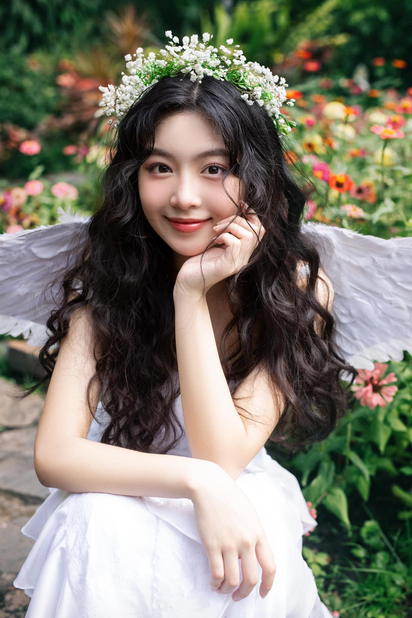 Con gái cả của MC Quyền Linh có tên thân mật là Lọ Lem. Mai Thảo Linh năm nay 17 tuổi, sở hữu nét đẹp dịu dàng, nữ tính, thường được ưu ái gọi là hoa hậu tương lai. 