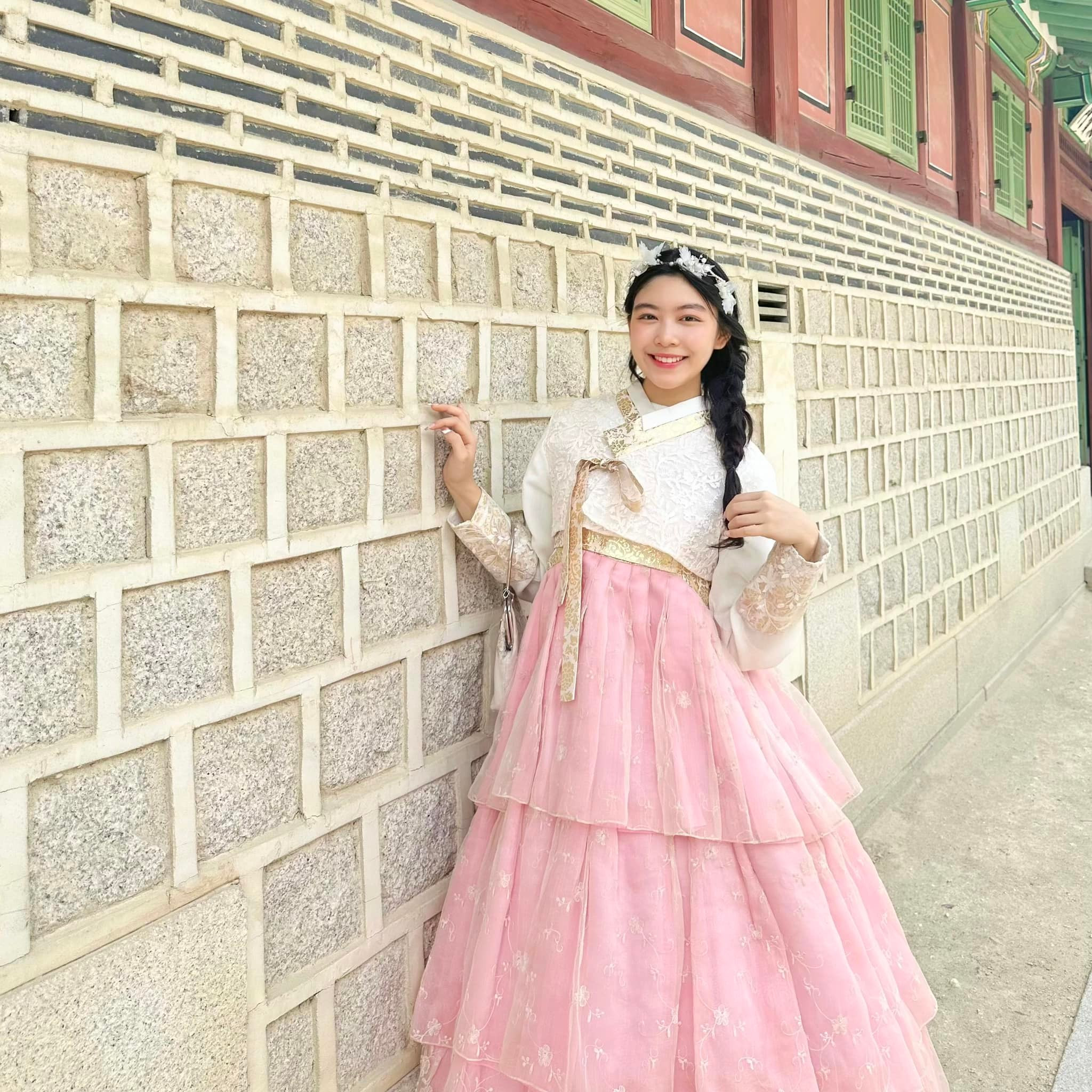 Gần đây, Lọ Lem khoe loạt ảnh trong chuyến du lịch hè tại Hàn Quốc với bố mẹ và em gái. Nhan sắc của Lọ Lem khiến người xem không thể không khen ngợi.