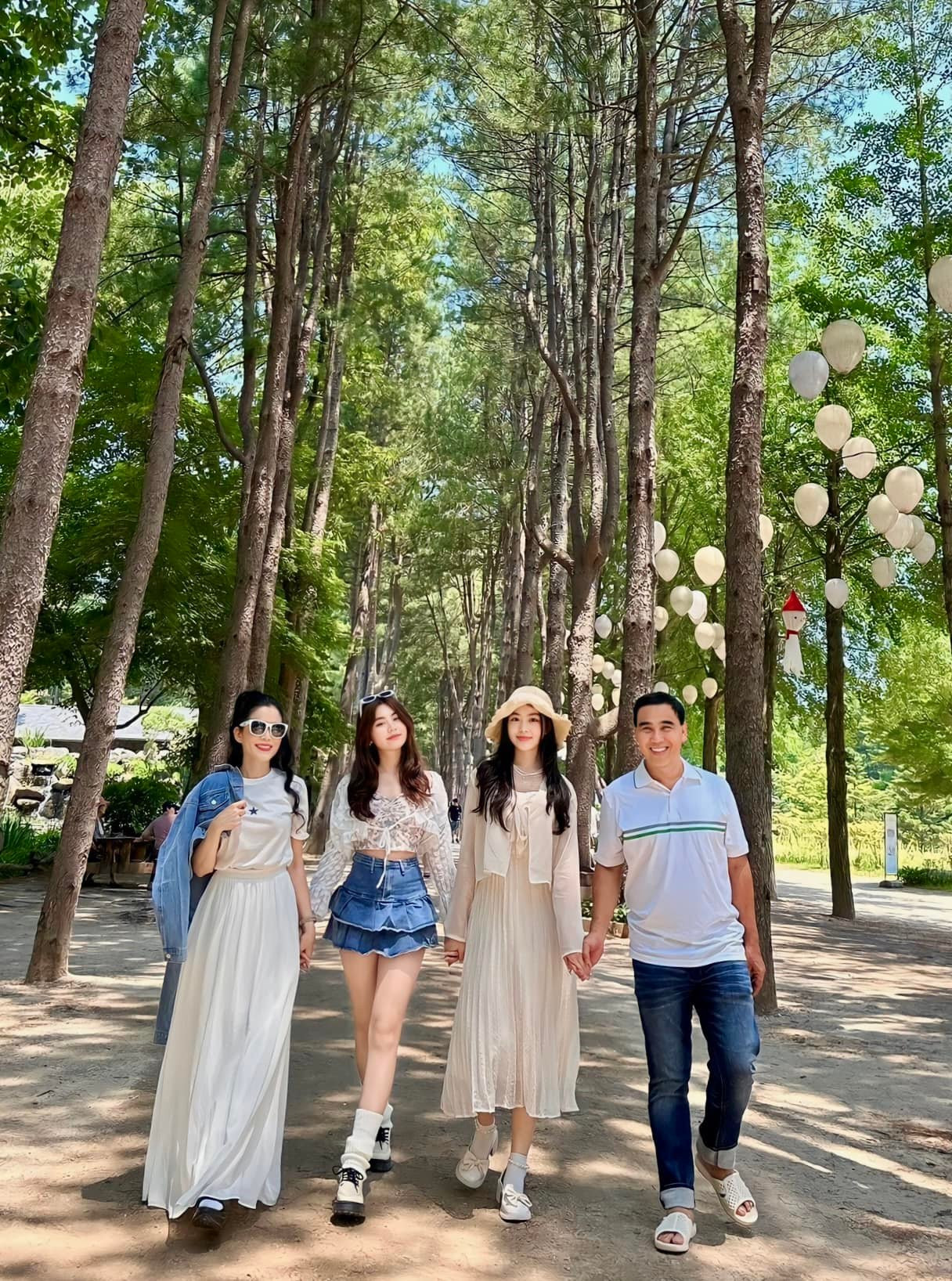 Trên trang cá nhân, vợ chồng MC Quyền Linh thường xuyên đăng ảnh gia đình hạnh phúc bên các con, nhận về không ít lời khen ngợi của người hâm mộ. 