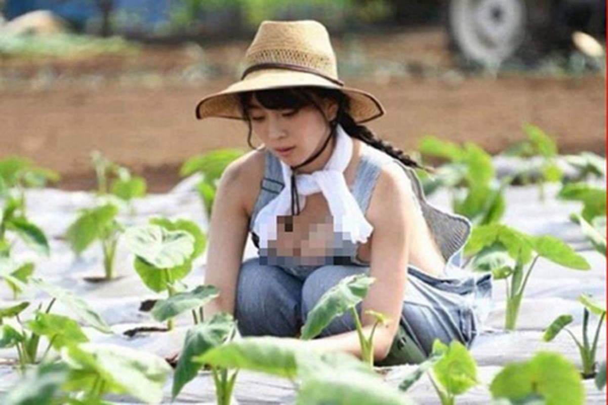 Tuy nhiên, bên cạnh những tác phẩm được đánh giá cao, ngày càng nhiều sản phẩm bị chê thiếu sức sáng tạo, nội dung nghèo nàn, thậm chí là phản cảm, chẳng hạn như những bức ảnh chụp các cô gái xinh đẹp như hot girl cố tình mặc lố đi làm ruộng.