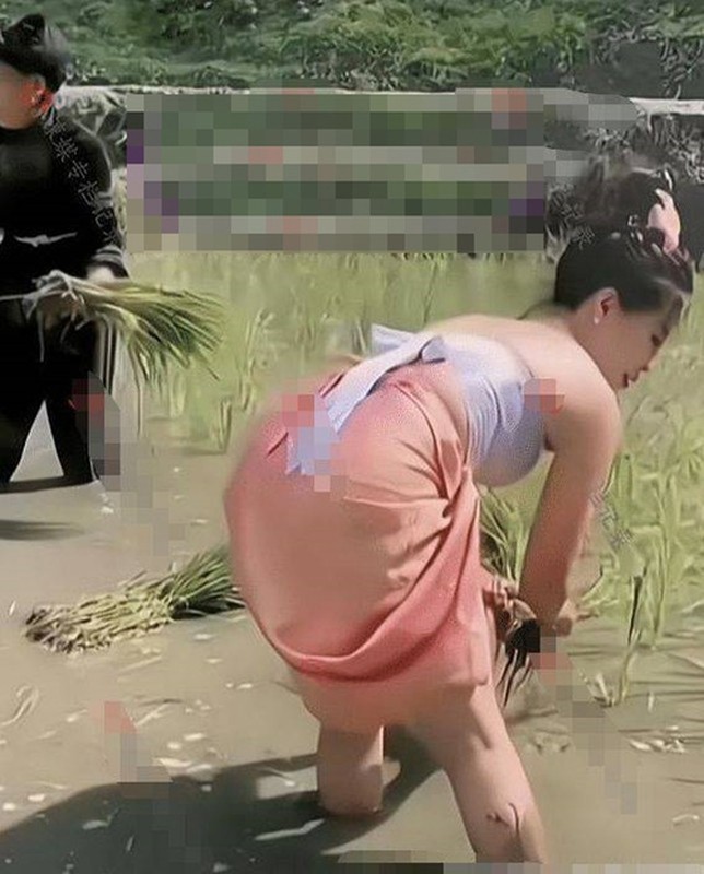 Trang phục hoàn toàn không phù hợp với môi trường làm việc.